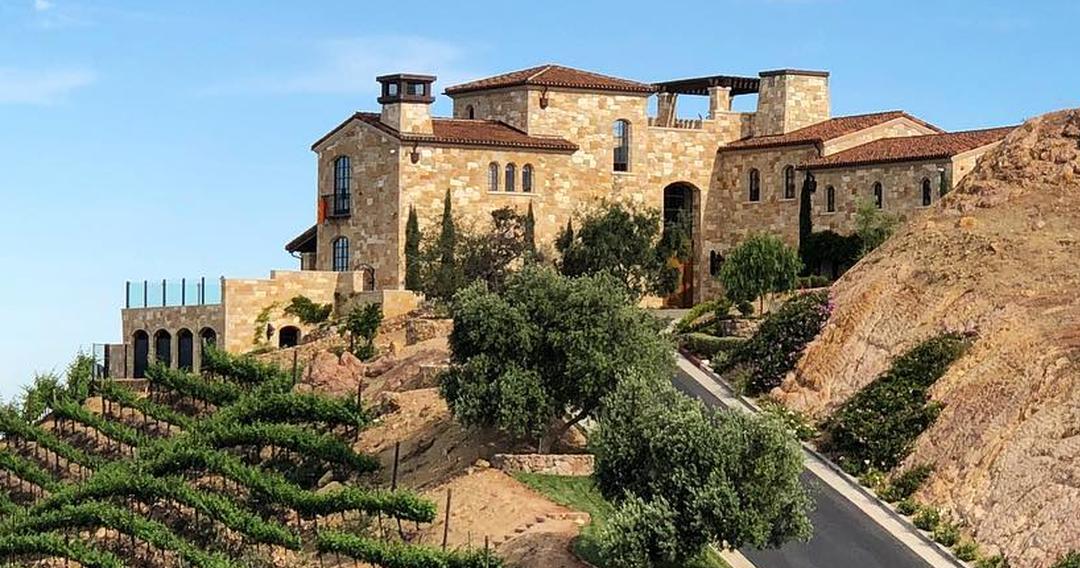 Enchanting​ Estates That Set the‌ Scene